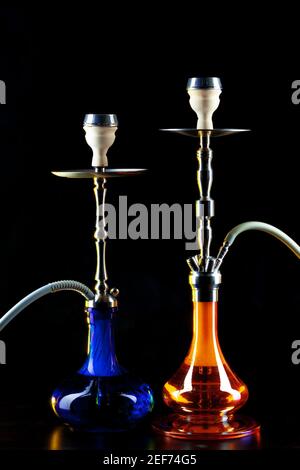 Deux hookah modernes sur fond noir avec espace de copie Banque D'Images