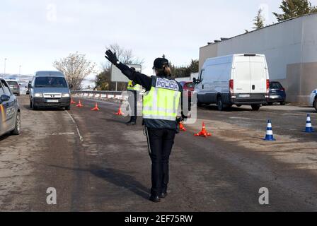 Contrôle par la pandémie de covid de la police nationale, une jeune fille de police arrête les voitures Banque D'Images