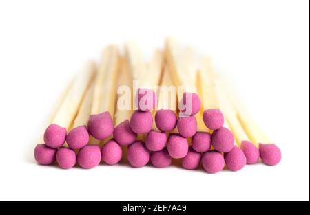 Gros plan sur la pile de matchsticks à tête de rose. Fond blanc, mise au point sélective. Banque D'Images