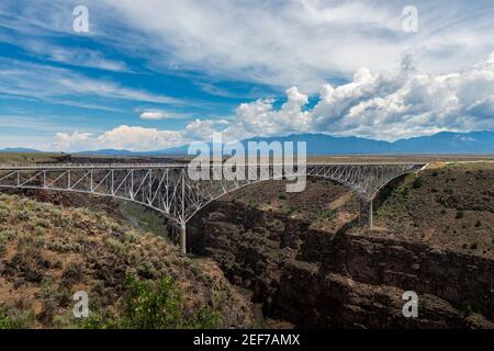 Vue panoramique sur le pont Rio Grande gorge près de Taos, Nouveau-Mexique, États-Unis. Banque D'Images