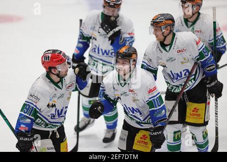 16 février 2021, Hessen, Francfort-sur-le-main: Hockey sur glace: DEL2, Löwen Frankfurt - Bietigheim Steelers, Hauptrunde, Matchday 19. Encourager les Steelers après l'objectif décisif de Norman Hauner (avant, numéro 10) des Steelers de Bietigheim à 4:6. Photo: Jürgen Kessler/dpa Banque D'Images