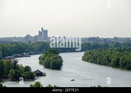 La rivière Sava s'écoule dans le Danube avec vue panoramique depuis la forteresse de Kalemegdan à Belgrade, en Serbie. Banque D'Images