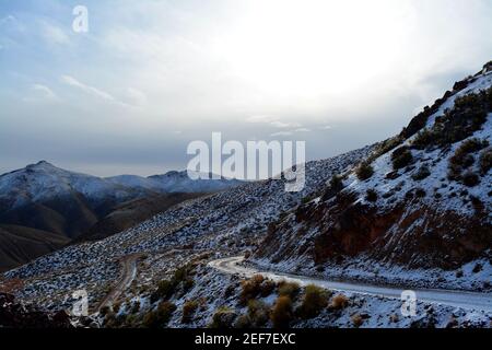 Titus Canyon route sinueuse un chemin du Nevada à la Californie dans les montagnes Amargosa, parc national de la Vallée de la mort lors d'une journée enneigée en décembre Banque D'Images