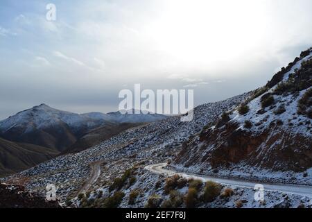 Titus Canyon route sinueuse un chemin du Nevada à la Californie dans les montagnes Amargosa, parc national de la Vallée de la mort lors d'une journée enneigée en décembre Banque D'Images