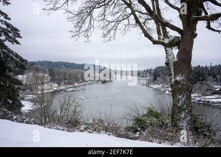 Vue sur la rivière Willamette dans le lac Oswego, Oregon, après une légère tempête hivernale. Banque D'Images