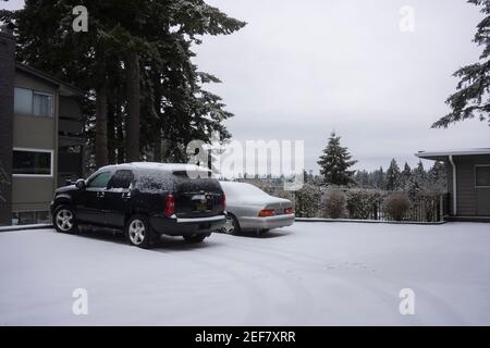 Un parking de quartier dans le lac Oswego, Oregon, par une journée enneigée. Banque D'Images