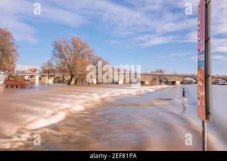 Ratisbonne, Bavière, Allemagne, 31 janvier 2021, Inondation du Danube à l'hiver 2021 à Ratisbonne avec vue sur la cathédrale la vieille ville et flo Banque D'Images