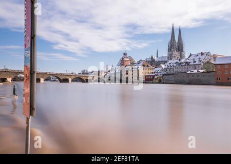 Ratisbonne, Bavière, Allemagne, 31 janvier 2021, Inondation du Danube à l'hiver 2021 à Ratisbonne avec vue sur la cathédrale la vieille ville et flo Banque D'Images