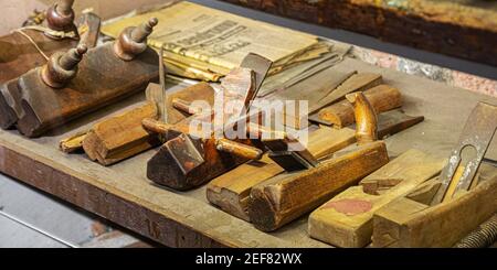 Ancien Planeur en bois et en fer pour la fabrication de planches en bois. Bois de rabot et copeaux de bois en spirale, charpenterie, travail du bois et artisanat Banque D'Images