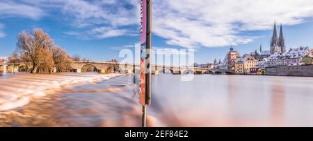 Ratisbonne, Bavière, Allemagne, 31 janvier 2021, Panorama inondation du Danube à l'hiver 2021 à Ratisbonne avec vue sur la cathédrale le vieux tow Banque D'Images