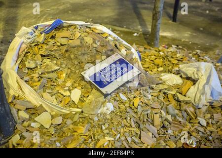 Barcelone, Catalogne, Espagne. 16 février 2021. Le bouclier de la police de Barcelone est vu cassé au-dessus des ruines.Pablo Hasél, un rappeur catalan, a été arrêté le matin de ce mardi 16 février, condamné à neuf mois et un jour de prison par la Chambre d'appel de la Cour nationale en septembre 2018, en plus du paiement d'une amende d'environ 30,000 euros accusé de glorifier le terrorisme, d'insulter et d'offenser la monarchie et les forces de sécurité de l'état. Dans l'après-midi du même jour, à Barcelone, des centaines de personnes ont manifesté contre son arrestation, la manifestation Banque D'Images