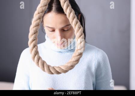 La triste femme fait face à une noose suicidaire Banque D'Images