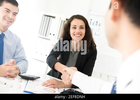 Femme d'affaires faisant poignée de main avec un homme d'affaires à la réunion Banque D'Images
