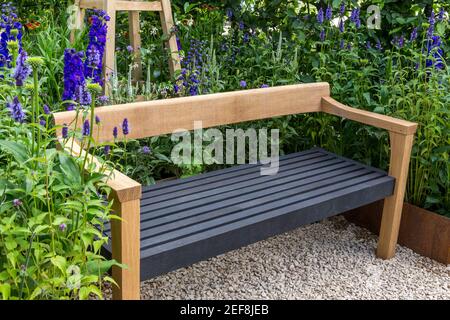 Cottage anglais jardin de campagne avec banc de jardin en bois chemin de gravier Et le jardin de lit de fleurs de la frontière croissante des fleurs d'Agastache en été Londres Royaume-Uni Angleterre Banque D'Images