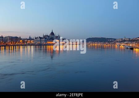 La Maison du parlement hongrois vu de Halaszbastya, Budapest, Hongrie Banque D'Images