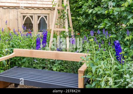 Cottage anglais jardin de campagne avec banc de jardin en bois chemin de gravier Et le jardin de lit de fleurs de la frontière croissante des fleurs d'Agastache en été Londres Royaume-Uni Angleterre Banque D'Images