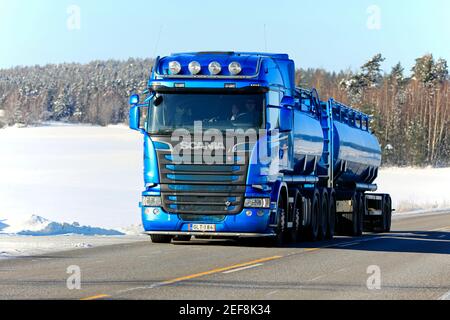 Le camion-citerne Blue Scania R580 Hänninen Group Oy livre la charge le long de l'autoroute 52 par une journée ensoleillée d'hiver. Salo, Finlande. 11 février 2021. Banque D'Images