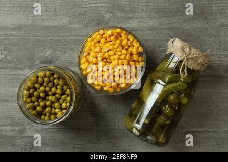 Concombres marinés, maïs et pois sur fond gris Banque D'Images
