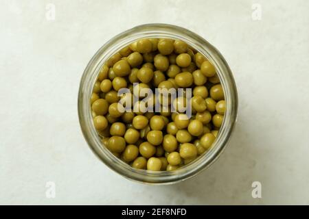 Pot de pois en conserve sur fond blanc texturé Banque D'Images