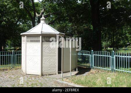 Wien, Wilhelmsdorfer Park, alte öffentliche Bedürfnisanstalt Banque D'Images