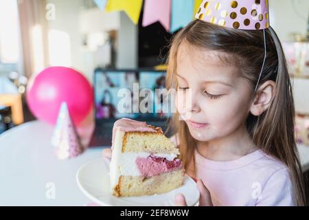 Anniversaire virtuel pour enfants, fête à la maison.gâteau pour fille.Conférence en ligne, appel vidéo sur ordinateur portable,ordinateur.amis à l'écran,salutations.Décoration, gif Banque D'Images