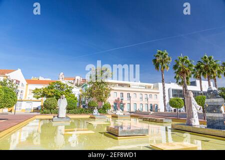 Vue sur Parque de Estacionamento dans le village portugais de Silves Banque D'Images