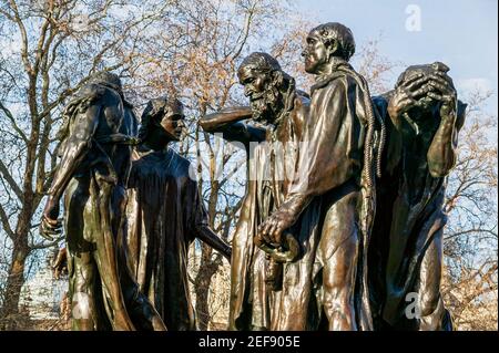 La statue des burghers de Calais a été dévoilée en 1915 dans la tour Victoria Jardins au Parlement Londres Angleterre Royaume-Uni qui est un voyage touristique populaire Banque D'Images