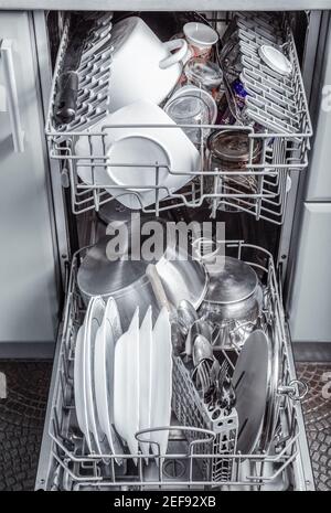 Nettoyez la vaisselle et les ustensiles dans un lave-vaisselle ouvert Banque D'Images