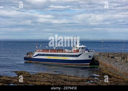 Le Pentland Venture Passenger Ferry vide se renversant lentement du port de John OÕGroats pour prendre la mer pour l'entretien. Banque D'Images