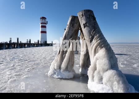 Phare de Podersdorf sur Neusiedlersee gelé, Burgenland, Autriche Banque D'Images