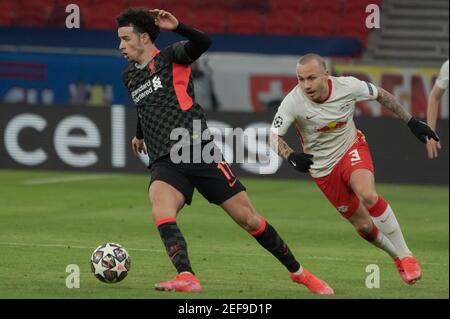 Budapest, Hongrie. 16 février 2021. Curtis Jones (L) de Liverpool participe au tournoi de football de la Ligue des champions de l'UEFA de 16 entre Leipzig et Liverpool à Budapest, en Hongrie, le 16 février 2021. Credit: Attila Volgyi/Xinhua/Alay Live News Banque D'Images