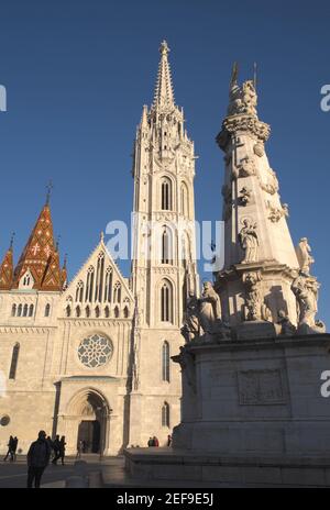 Colonne de la Sainte Trinité et église St Matthias, vue sur la place de la Sainte Trinité, quartier du château, Budapest, Hongrie Banque D'Images