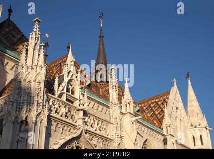 Pierres décoratives et carrelage coloré sur le toit de l'église St Matthias, Budapest, Hongrie. Banque D'Images