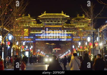 Shijiazhuang, province chinoise du Hebei. 16 février 2021. Les touristes visitent la ville antique de Zhengding à Shijiazhuang, province du Hebei, au nord de la Chine, le 16 février 2021. Credit: Zhang Xiaofeng/Xinhua/Alay Live News Banque D'Images