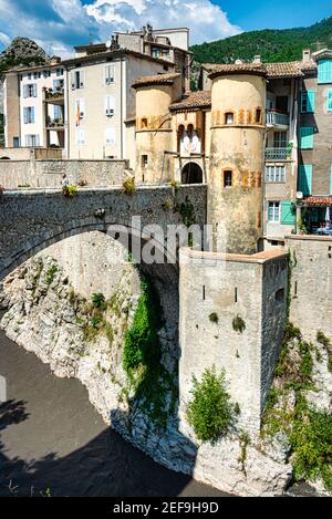 Entrouvaux est une ville médiévale fortifiée, dont la principale vue est la Citadelle, perchée au sommet d'une colline rocheuse. Banque D'Images