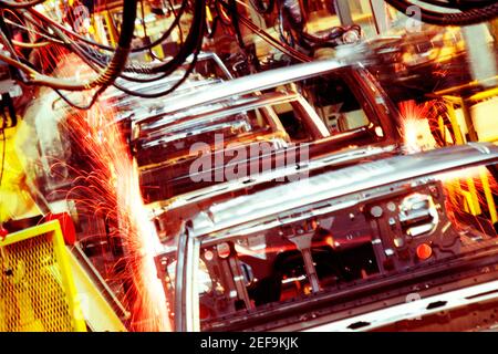 Robots soudant une rangée de voitures dans une chaîne de montage, Smyrna, Tennessee, États-Unis Banque D'Images