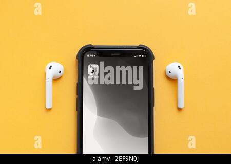 Moscou, Russie - 17 février 2021 : le pavillon se dépose dans l'affichage des icônes de chat audio sur le smartphone Banque D'Images