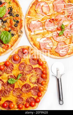 différents types de pizzas dans assortiment avec couteau rond Banque D'Images