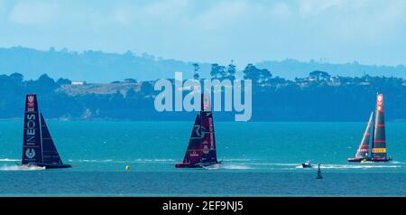 Auckland, Nouvelle-Zélande, le 17 février 2021 - l'équipe italienne Luna Rossa Prada Pirelli, co-chargée par Francesco Bruni et Jimmy Spithill, Britannia de l'INEOS Team UK, avec Sir Ben Ainslie, Et le te Rehutai de l'équipe Emirates de Nouvelle-Zélande, spipfé par Peter Burling, se réunit au hasard au cours d'une séance de formation séparée sur le port de Waitemata. Les finales de la coupe Prada en cours détermineront qui affrontera ETNZ, les défenseurs de la 36e coupe de l'Amérique à partir du 6 mars. Crédit : Rob Taggart/Alay Live News Banque D'Images