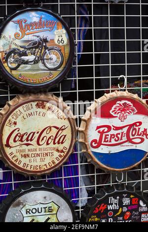 Grandes décorations pour bouchons de bouteille à vendre sur le stand du Wimborne Folk Festival à Wimborne, Dorset, Royaume-Uni en juin Banque D'Images