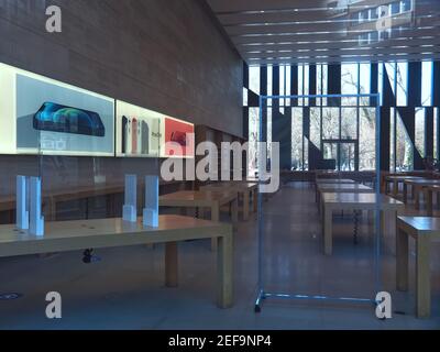 Regardez à l'intérieur d'un magasin de pommes vide pendant les pandémies de Corona Banque D'Images