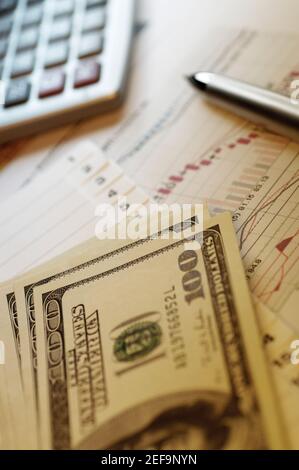 Stylo, calculatrice et graphiques financiers, gros plan Banque D'Images