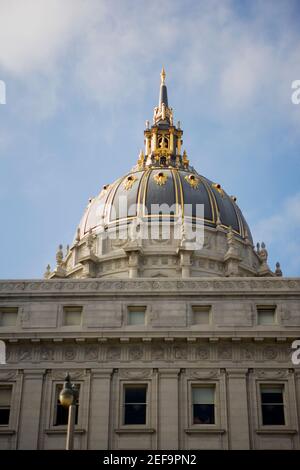 Vue à angle bas d'un bâtiment, hôtel de ville, San Francisco, Californie, États-Unis Banque D'Images