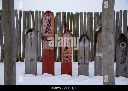 16 février 2021, Saxe-Anhalt, Pömmelte: Il y a encore une couverture de neige au sanctuaire de l'anneau de Pömmelte. Le site culte préhistorique est également appelé Stonehenge allemand par des archéologues. Pendant ce temps, en Saxe-Anhalt et dans d'autres parties de l'Allemagne, un dégel s'est produit, faisant fondre la neige partout. Photo: Stephan Schulz/dpa-Zentralbild/ZB Banque D'Images