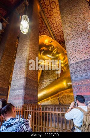 Statue d'or du Bouddha couché au complexe du Temple bouddhiste de Wat Pho, dans le district de Phra Nakhon, Bangkok, Thaïlande. Monument religieux, Tourisme A Banque D'Images