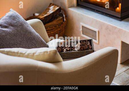 Intérieur d'une chambre confortable en hiver Banque D'Images