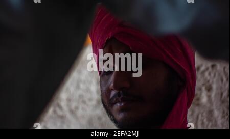 THANE, INDE - 06 févr. 2021: Homme avertissement feta costume indien ethnie port Banque D'Images