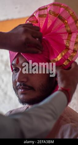 THANE, INDE - 06 févr. 2021: Homme avertissement feta costume indien ethnie port Banque D'Images