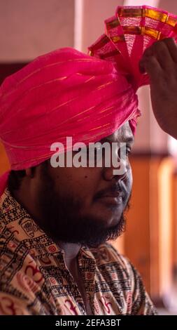 THANE, INDE - 06 févr. 2021: Homme avertissement feta costume indien ethnie port Banque D'Images