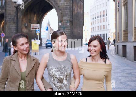 Trois jeunes femmes smiling Banque D'Images